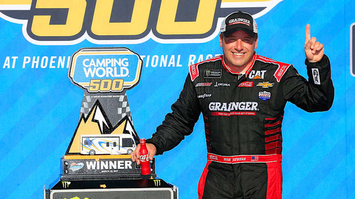 Newman skips late pit stop, stuns NASCAR field in Phoenix