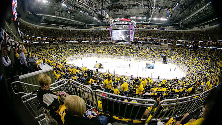 Ice issue halts Penguins-Bruins game in first period