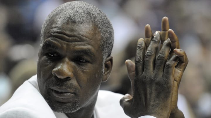 Social media blasts Knicks, James Dolan for Charles Oakley situation Social media blasts Knicks, James Dolan for Charles Oakley situation