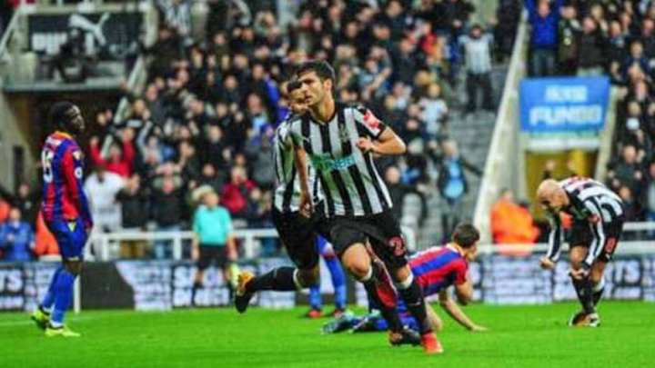 PHOTO: Jonjo Shelvey Taunts Public Enemy Number 1 Yohan Cabaye During Newcastle Goal Celebrations