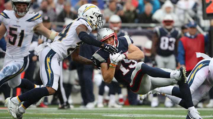 Patriots' Chris Hogan Injures Right Shoulder, Leaves Game In Fourth Quarter Patriots' Chris Hogan Injures Right Shoulder, Leaves Game In Fourth Quarter
