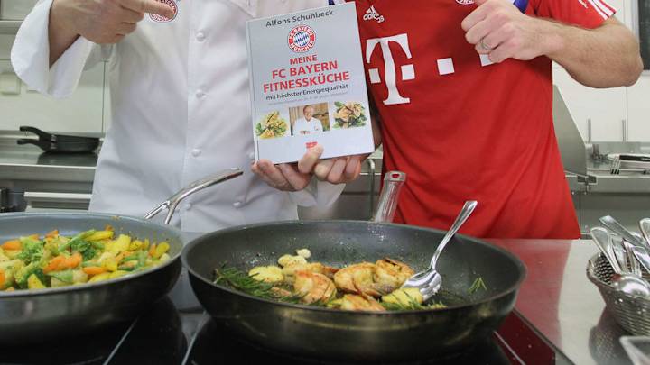 Bayern Star's Agent Aims Sexist 'Learn to Cook' Comments at Female Football Journalist Bayern Star's Agent Aims Sexist 'Learn to Cook' Comments at Female Football Journalist