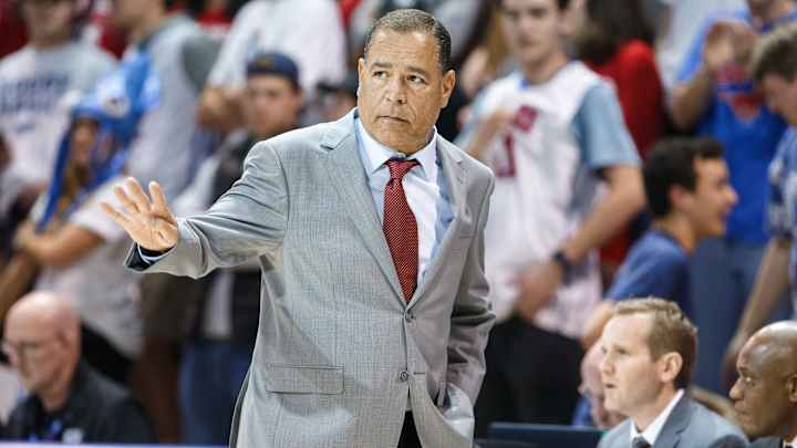Houston’s Kelvin Sampson Asks Coaches to Donate Sneakers and Shirts to Hurricane Relief