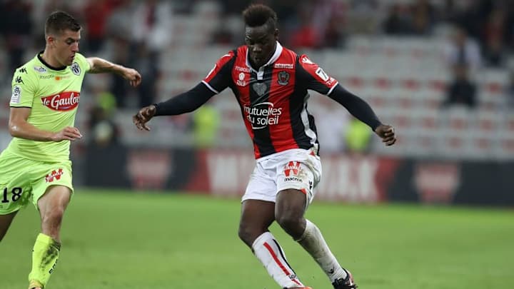 Troubled Italian Striker Mario Balotelli Produces Outrageous Dive in 2-2 Draw With Angers
