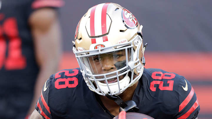 49ers’ Carlos Hyde Injures Hip vs. Rams, Returns to Game