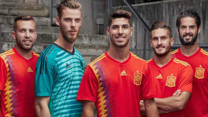 Así reaccionó Twitter a la nueva camiseta ''republicana'' de la selección española Así reaccionó Twitter a la nueva camiseta ''republicana'' de la selección española
