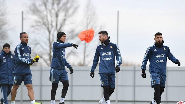 Se presentó la nueva camiseta de Argentina y un jugador causó "furor" en la platea femenina