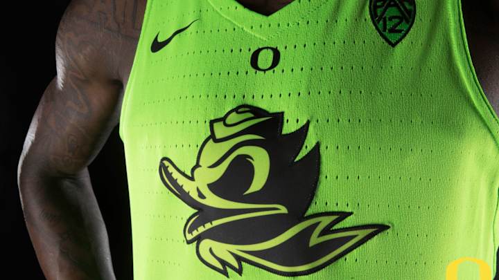 Oregon unveils new glow-in-the-dark uniforms