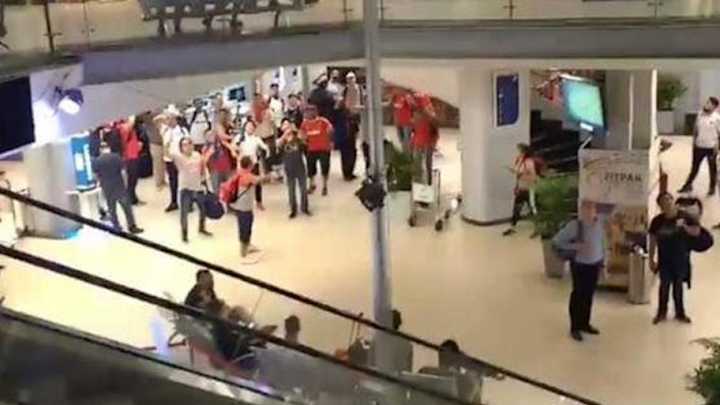 Hinchas de Independiente y Racing se cruzaron en el aeropuerto de Paraguay y esto fue lo que sucedió