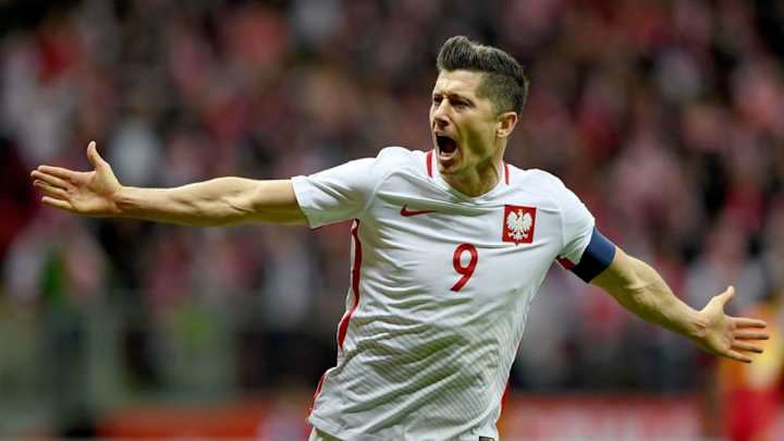 Bayern Striker Robert Lewandowski Completes Degree With Thesis on His Specialist Subject - Himself