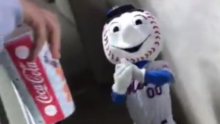 Report: Fans heckled Mr. Met before middle finger incident