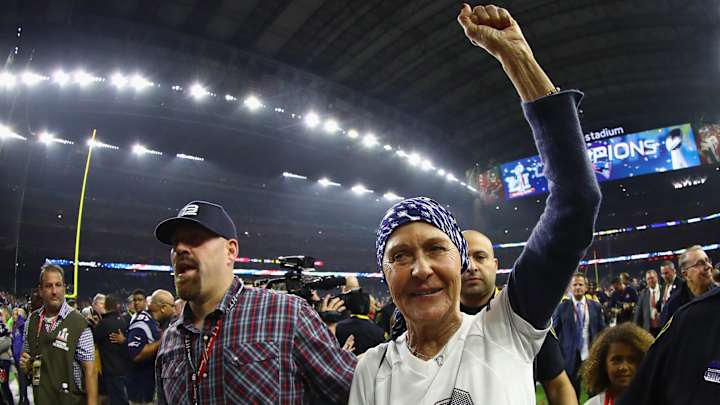 Pats Owner Robert Kraft Gives Tom Brady’s Mother a Super Bowl Ring