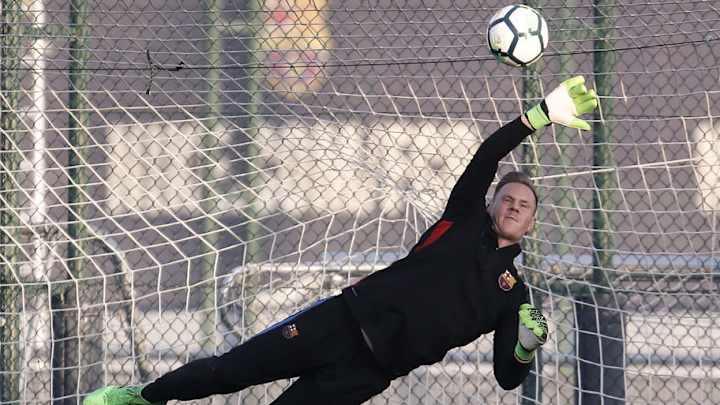 ÚNICO | La increíble manía que tiene Ter Stegen con sus guantes ÚNICO | La increíble manía que tiene Ter Stegen con sus guantes