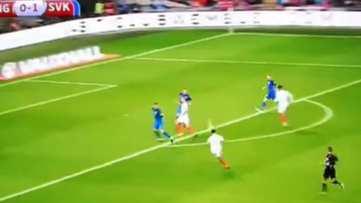 VIDEO: Arsenal Fans Rinse Alex Oxlade-Chamberlain After Hugely Embarrassing Moment Against Slovakia VIDEO: Arsenal Fans Rinse Alex Oxlade-Chamberlain After Hugely Embarrassing Moment Against Slovakia