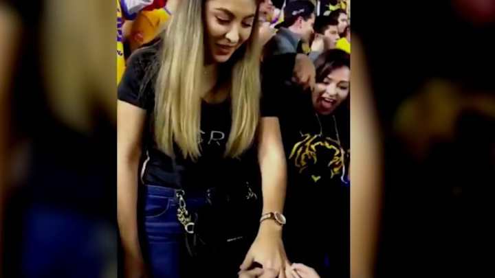 ​¡TRIUNFO EL AMOR! | Un aficionado de Tigres se comprometió en el Volcán