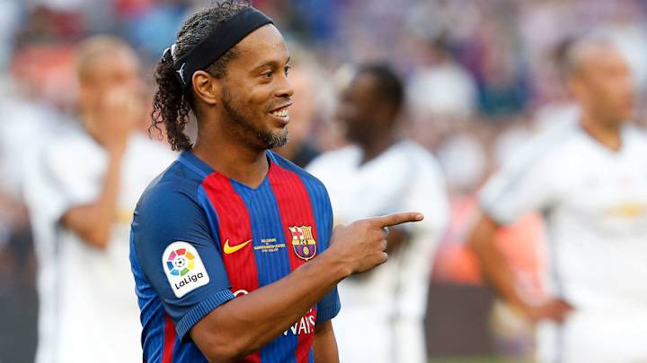 VIDEO: Ronaldinho Scores Absolute Worldy From Own Half in Brazilian Friendly VIDEO: Ronaldinho Scores Absolute Worldy From Own Half in Brazilian Friendly