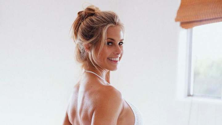 Wednesday's A.M. Hot Clicks: Natalie Roser; Singer drops $73,000 at strip club