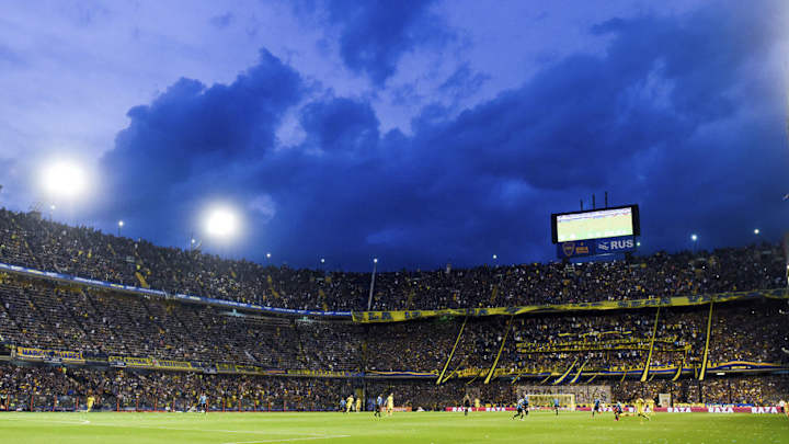 INSÓLITO | Intentó colarse de la popular a la platea y quedó atrapado por más de media hora