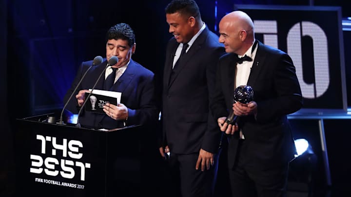 Maradona confesó qué sintió tras entregarle el premio a Cristiano Ronaldo