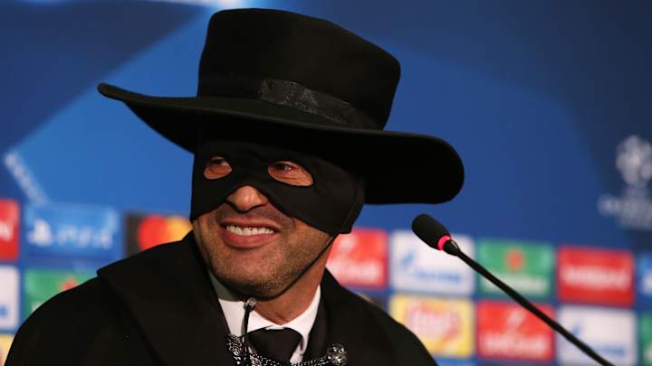 Shakhtar Manager Paulo Fonseca Fulfills Promise to Dress Up as Zorro for Press Conference
