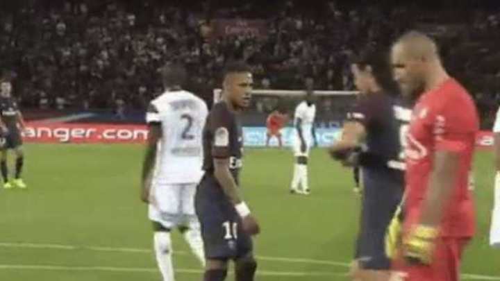 VIDEO: Edinson Cavani Refuses to Let Neymar Take Penalty in Victory Against St. Etienne