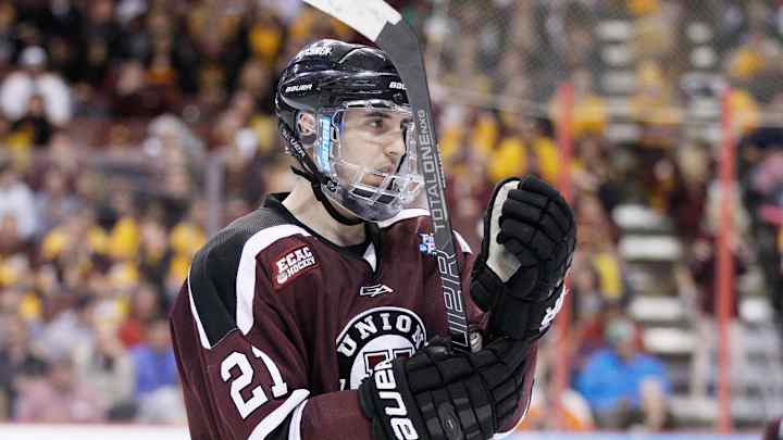 Flyers sign college free agent center Mike Vecchione