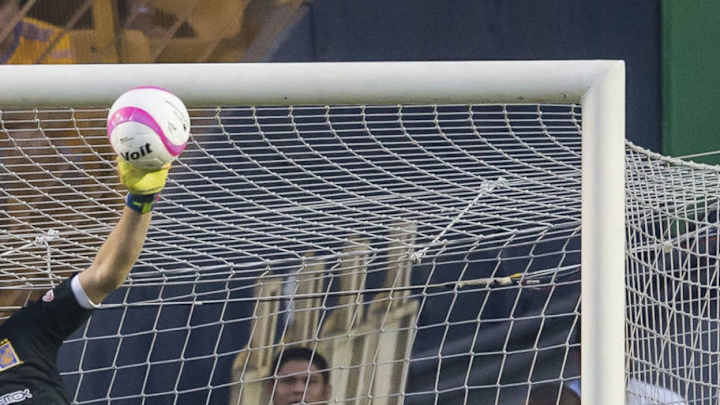 TREMENDA | La sorprendente reacción de arquero argentino tras un remate de mitad de cancha