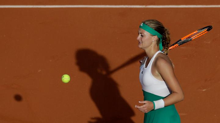 Mladenovic plays through back pain to win at French Open