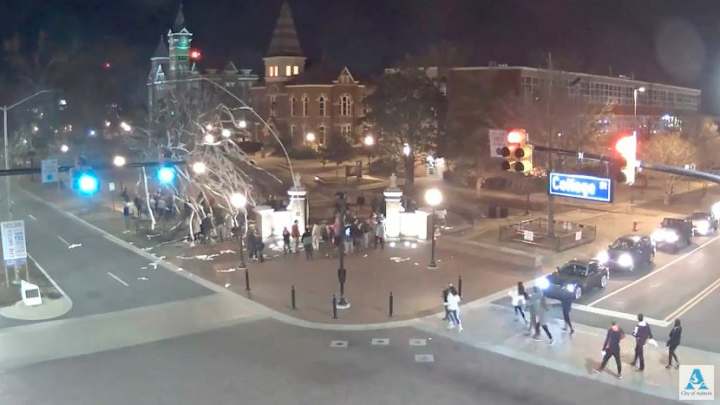 Alabama lost, so Auburn fans rolled Toomer’s Corner Alabama lost, so Auburn fans rolled Toomer’s Corner