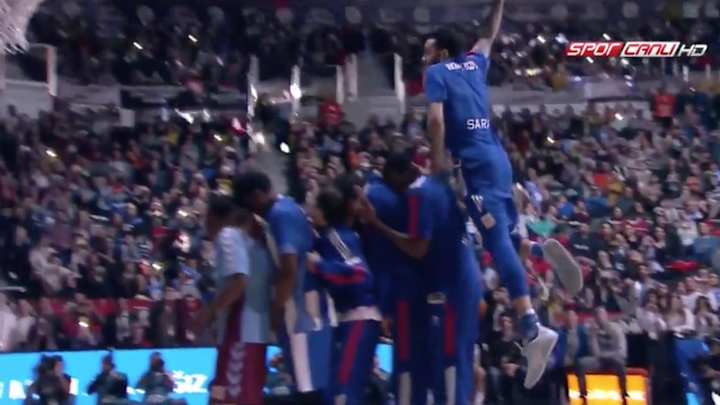 Former UCLA star Tyler Honeycutt jumps over five people in Turkish dunk contest
