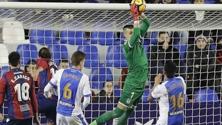 POLÉMICA | La pelea en el vestuario que acabó con agresión al médico e intervención de la Policía