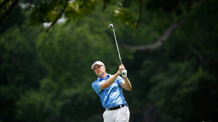 Webb Simpson breaks out of crowd to take Colonial lead