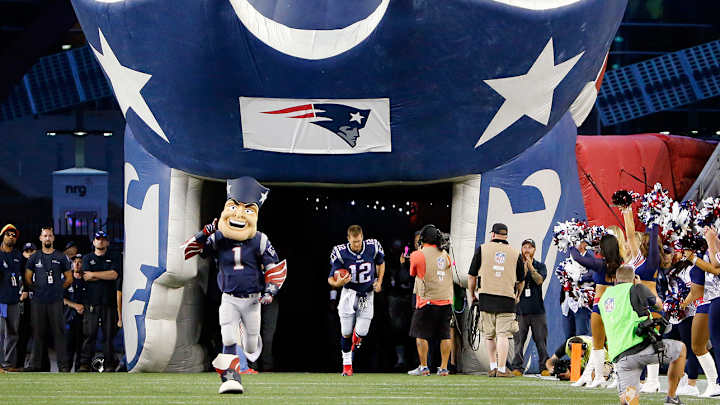 The Morning Huddle: Football's Back, Finally!