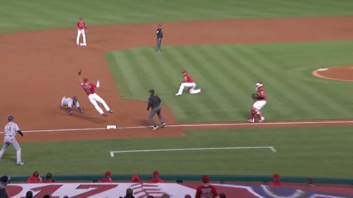 Watch: Andrelton Simmons makes his first ridiculous play of the season