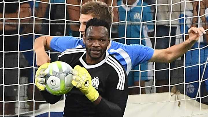 WATCH: Marseille GK Steve Mandanda Embarrasses Player With Brilliant Ball Skill