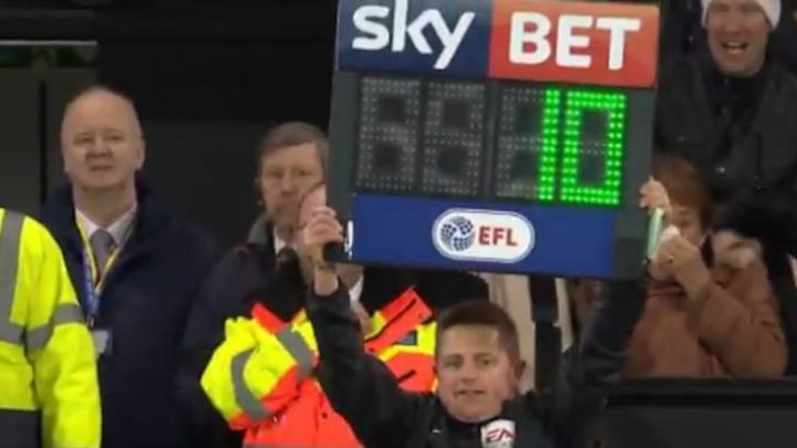 INAUDITO | Un espectador termina siendo cuarto árbitro durante un par en Inglaterra INAUDITO | Un espectador termina siendo cuarto árbitro durante un par en Inglaterra