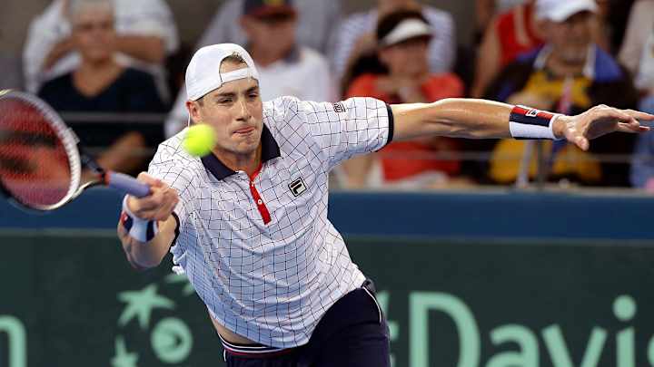 John Isner advances in US Men's Clay Court Championship