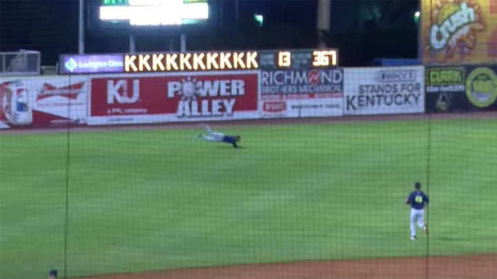 Tim Tebow, who is still playing baseball, makes diving game-ending catch