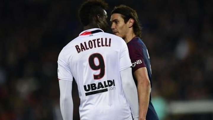 MAL ROLLO | El encontronazo entre Cavani y Balotelli durante el PSG-Niza