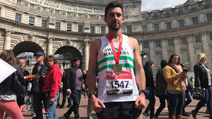 Watch: London Marathon runner carries struggling competitor to the finish line