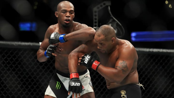 Cormier Congratulates Jon Jones, Apologizes to Ref on Instagram