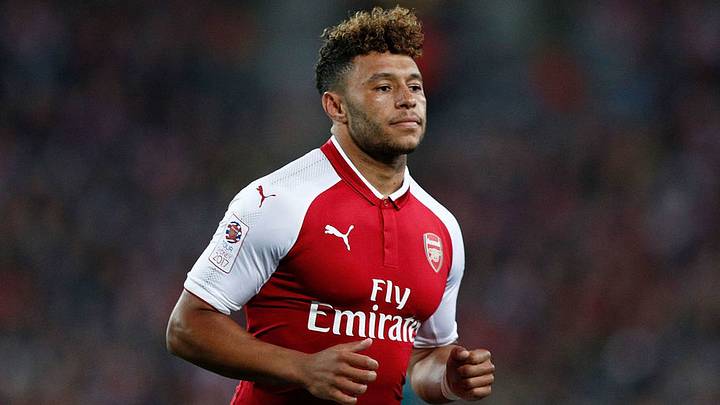 Conte Wants to Turn Oxlade-Chamberlain Into a 'Top Class' Wing-Back & Is Ready to Bid £25m Conte Wants to Turn Oxlade-Chamberlain Into a 'Top Class' Wing-Back & Is Ready to Bid £25m