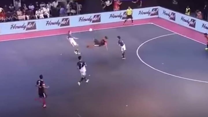 MAMMA MÍA | El golazo de chilena que casi marcó Ronaldinho en un partido de futsal