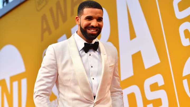 Drake Donates $200,000 to J.J. Watt’s Hurricane Relief Fundraiser Drake Donates $200,000 to J.J. Watt’s Hurricane Relief Fundraiser