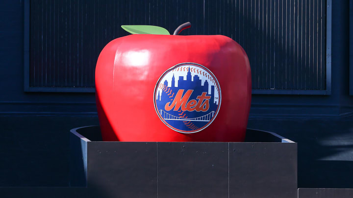Watch: Mets Fans Start 'We Want Apple' Chant After Home Run Apple Didn't Rise Watch: Mets Fans Start 'We Want Apple' Chant After Home Run Apple Didn't Rise