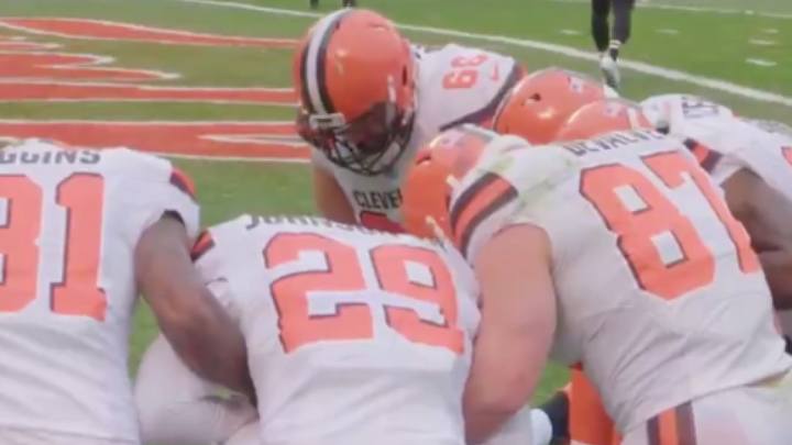 Watch: Duke Johnson Takes A Knee In Prayer For Ryan Shazier In Touchdown Celebration