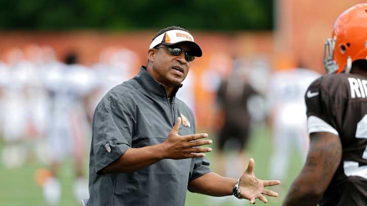Browns coach Jackson completes staff, adds 11 assistants