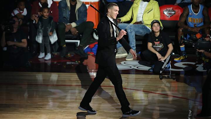 Watch: Aaron Gordon plays Outkast’s ‘Roses’ on hotel piano