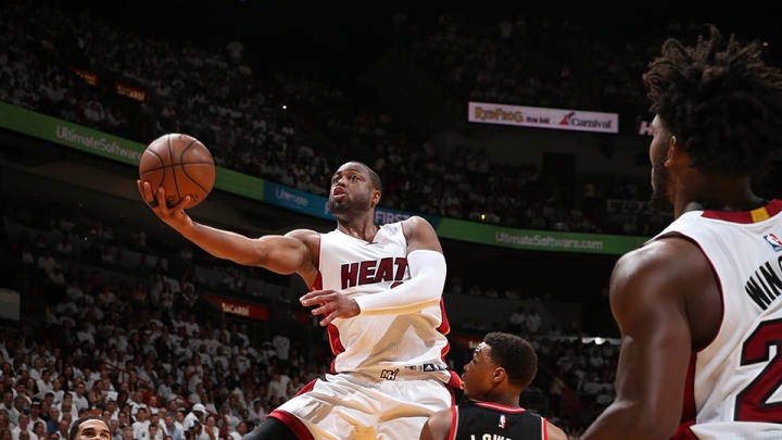 Watch: Dwyane Wade overtime layup attempt gets stuck on rim Watch: Dwyane Wade overtime layup attempt gets stuck on rim