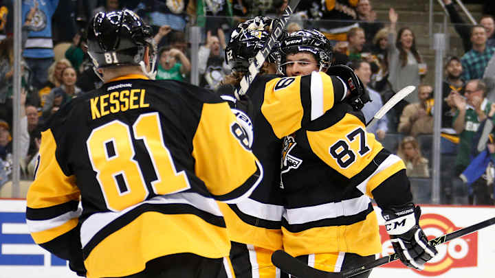 Crosby scores twice, Penguins rally by Hurricanes 4-2